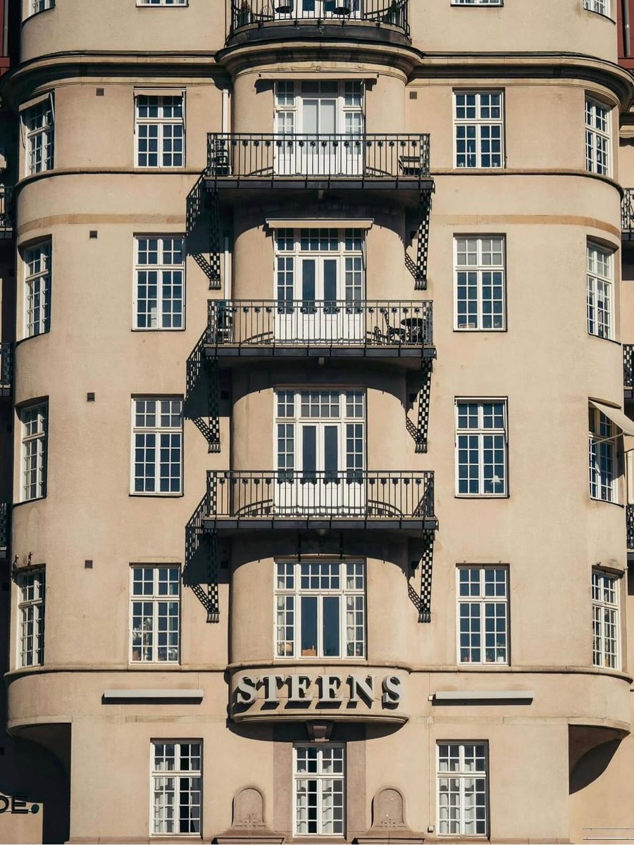 House of Steens skylt över entr&eacute;n p&aring; Odengatan 106, i en jugendfasad med burspr&aring;k och smidesbalkonger