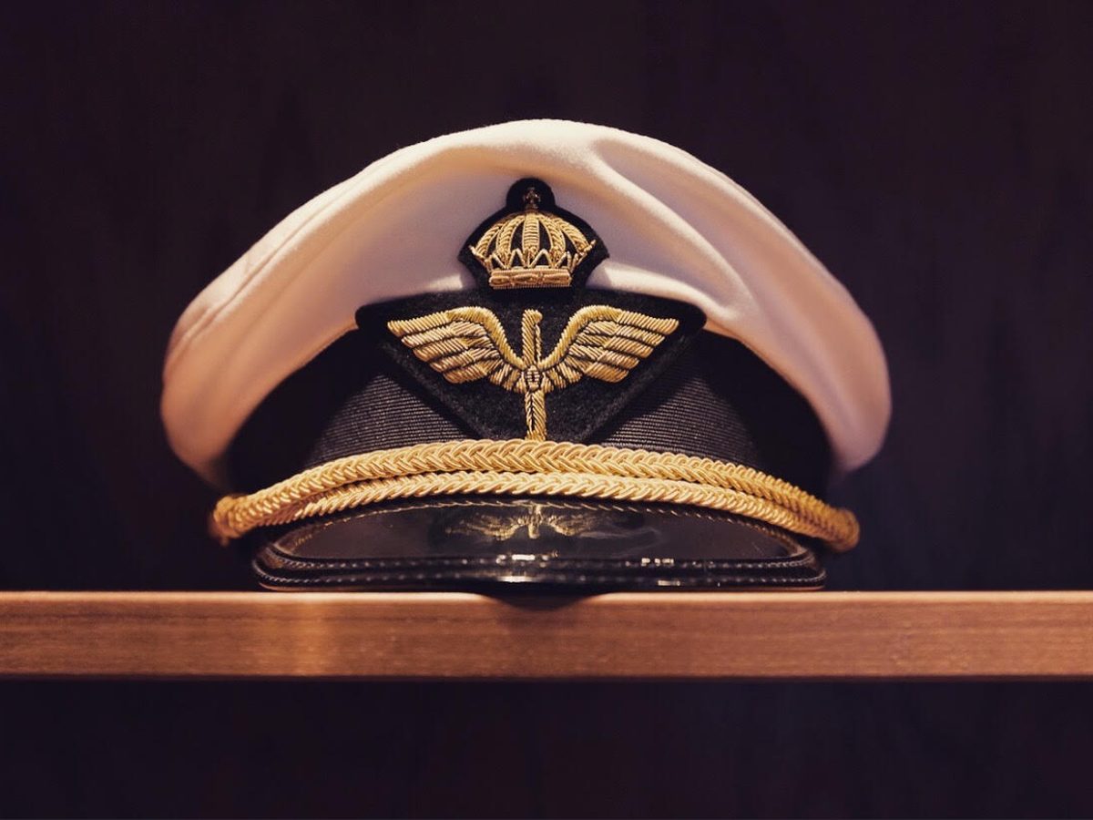 Uniformsmössa med guldkrona och vingar i guldbroderi